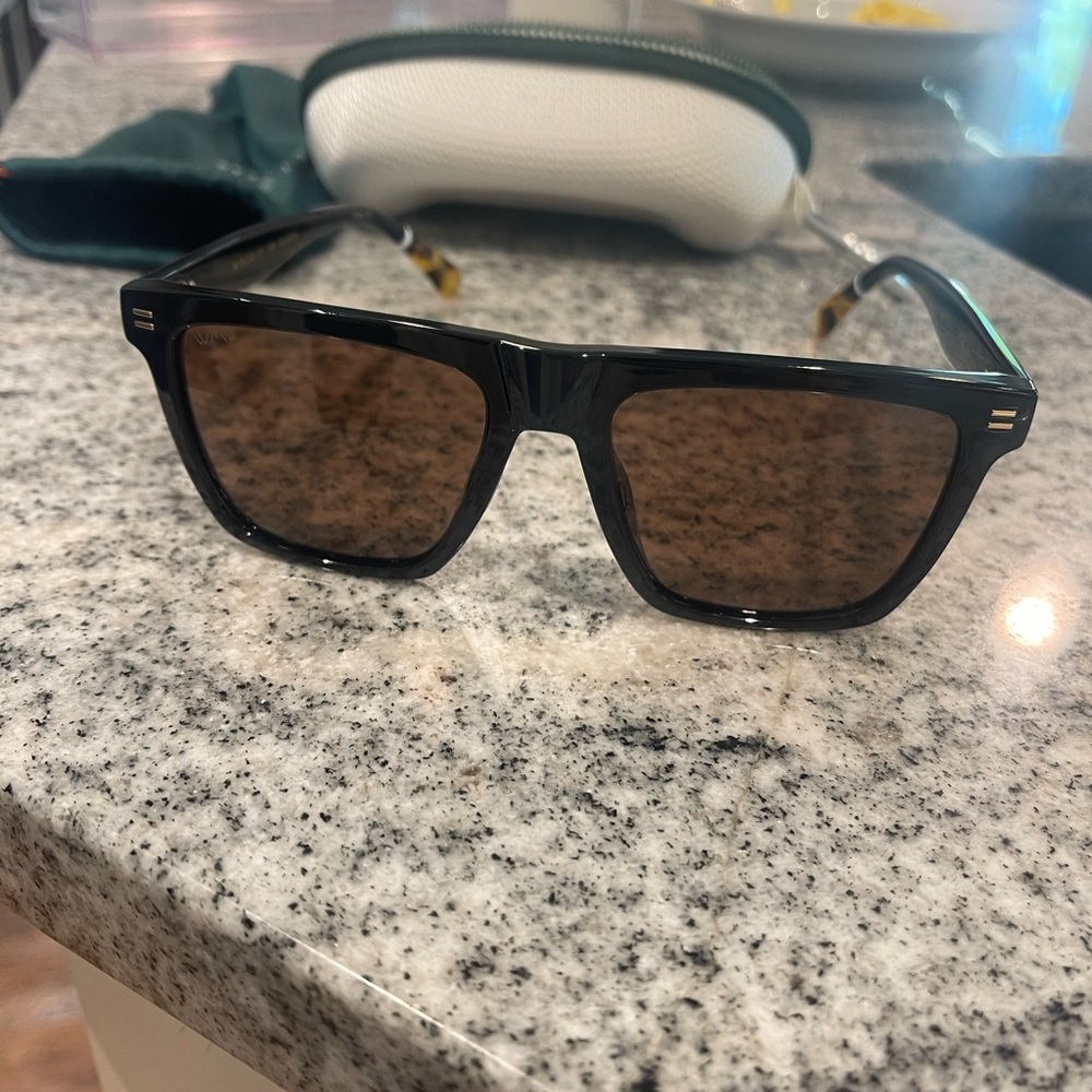 Chic Black Sunglasses